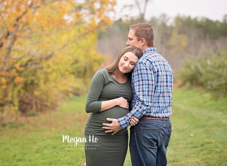 mom and dad embracing with eyes closed in nh maternity session