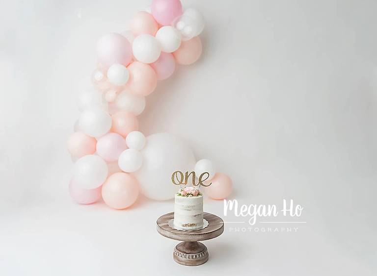 lovely peach and pink balloon arch cakesmash session in nh studio